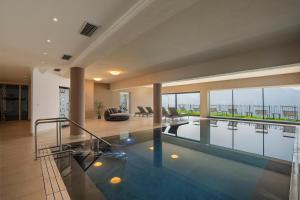 - une piscine dans une maison avec vue dans l'établissement Hotel Lechner, à Tirolo