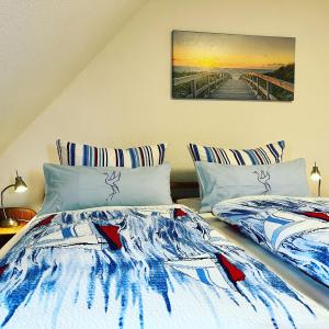 two beds sitting next to each other in a bedroom at Ferienwohnung Möwe In Ummanz Lüßvitz in Ummanz