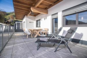 维辛Apart Dahoam的露台上摆着桌子和椅子