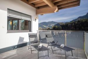 维辛Apart Dahoam的带椅子的阳台，可欣赏山景 更多72张照片