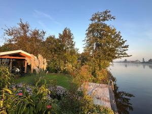 a cabin on the shore of a lake at Rijn Residentie in Alphen aan den Rijn