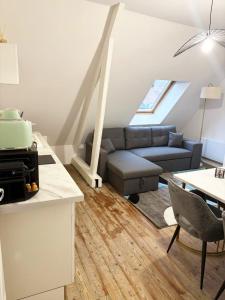 un soggiorno con un divano e un tavolo di Appartement rénové 50M2 avec jardin a Boulogne-sur-Mer