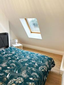 una camera da letto con un letto e una finestra di Appartement rénové 50M2 avec jardin a Boulogne-sur-Mer