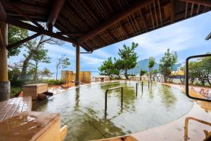 una piscina con agua. en Seaside Hotel Mimatsu Ooetei, en Beppu