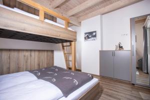 维辛Apart Dahoam的一间卧室配有双层床和冰箱