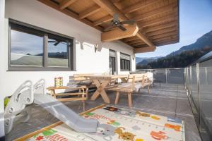 维辛Apart Dahoam的露台上的游戏室，配有滑梯。