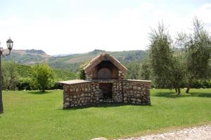 un petit four en pierre dans un champ d'herbe dans l'établissement Solaria Orvieto, à Orvieto 22 autres photos