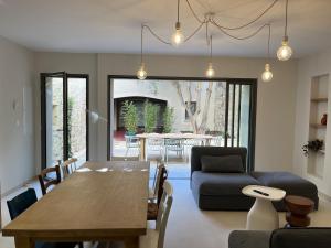 a living room with a table and a couch at Chez Louise et Léo in Aigues-Mortes
