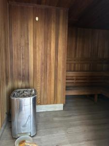Eine leere Sauna mit einem Mülleimer und einer Bank in der Unterkunft Sunny Room in Parramatta in Sydney + 13 Fotos