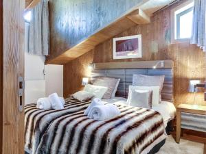 une chambre avec deux lits avec des serviettes dessus dans l'établissement Luxueux appartement 4 pièces au cœur de Courchevel Village, à proximité des pistes et commerces - FR-1-562-32, à Courchevel