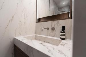 Ένα μπάνιο στο Architect Luxury Appartment - Marais +24 φωτογραφίες