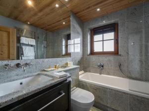 ein Badezimmer mit Badewanne, Toilette und Waschbecken in der Unterkunft Chalet Familial à Megève avec Espace Bien-Être, 4 Chambres, Près de Rochebrune - FR-1-569-3 in Saint-Germain-et-Mons + 10 Fotos