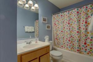 ein Badezimmer mit Waschbecken, Toilette und Duschvorhang in der Unterkunft 13 Lodge in Hood River