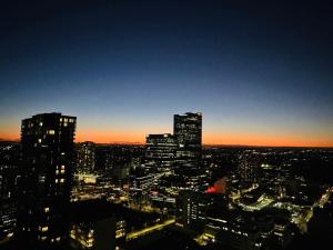 Blick auf die Skyline der Stadt bei Sonnenuntergang in der Unterkunft Sunny Room in Parramatta in Sydney