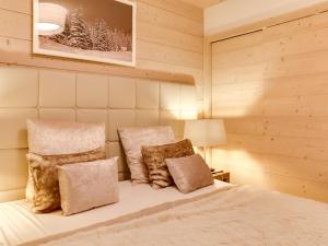 une chambre avec un lit avec deux oreillers dans l'établissement Appartement Contemporain à Courchevel Village, 4 Chambres, Proche Pistes, Sauna et Parking - FR-1-562-13, à Courchevel 2 autres photos