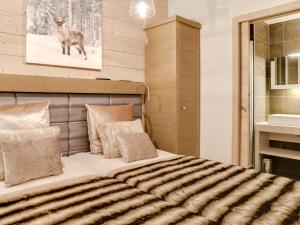 - une chambre avec un lit et une couverture zébrée dans l'établissement Appartement Contemporain à Courchevel Village, 4 Chambres, Proche Pistes, Sauna et Parking - FR-1-562-13, à Courchevel