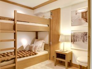 - une chambre avec des lits superposés, un bureau et une lampe dans l'établissement Luxueux Duplex à Courchevel Village, Proche Pistes et Commerces, avec Parking et Accès Fitness - FR-1-562-22, à Courchevel