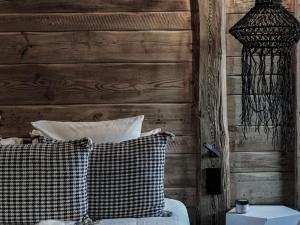 a bedroom with a wooden wall and a bed with a pillow at Chalet spacieux à Méribel pour 10 pers avec animaux et parking - FR-1-566-82 in Chandon