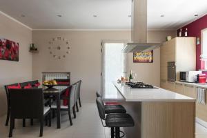 eine Küche und ein Esszimmer mit Tisch und Stühlen in der Unterkunft Ferienhaus für 4 Personen ca 160 qm in Rigutino, Toskana Provinz Arezzo in Rigutino