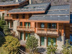 une image d'une maison avec un toit solaire dans l'établissement Chalet de luxe avec demi-pension et espace bien-être à 2 min des pistes - FR-1-566-44, à Les Allues