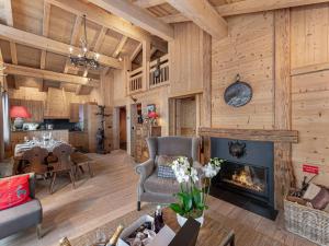 Elle comprend un salon doté de murs en bois et d'une cheminée. dans l'établissement Chalet familial à Courchevel, proche centre et pistes, avec sauna et jacuzzi - FR-1-562-54, à Courchevel