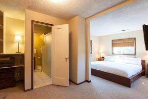 ein Hotelzimmer mit einem Bett und einem Badezimmer in der Unterkunft Heartbreak 30 day minimum in Hood River