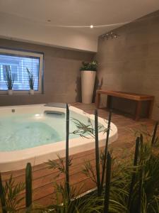 ein Whirlpool in einem Raum mit Pflanzen in der Unterkunft Ilica Boutique Apartments in Zagreb