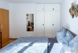 Voodi või voodid majutusasutuse Große Wohnung mitten in St. Moritz am See toas