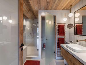 ein Badezimmer mit Dusche und Waschbecken in der Unterkunft Chalet 5⭐ à Méribel avec Spa, Salle de Sport, Proche des Pistes et Commerces - FR-1-566-62 in Les Allues + 9 Fotos