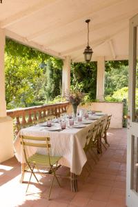 une table sur une terrasse avec une nappe blanche dans l'établissement La Villa Jaume, à Argelès-sur-Mer