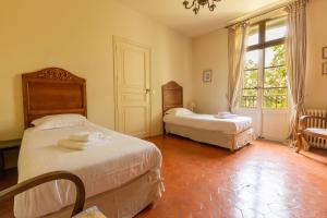 une chambre avec deux lits et une fenêtre dans l'établissement La Villa Jaume, à Argelès-sur-Mer 28 autres photos