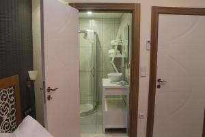 een badkamer met douche en glazen deur bij Lila Butik Hotel Dikili in Dikili +99 foto's