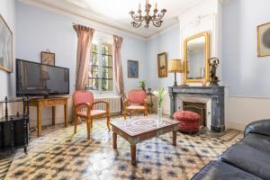 un salon avec une cheminée et une télévision dans l'établissement La Villa Jaume, à Argelès-sur-Mer