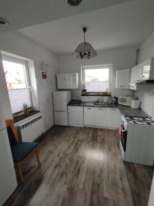 Η κουζίνα ή μικρή κουζίνα στο Wiosenny Biały Domek u Małgosi