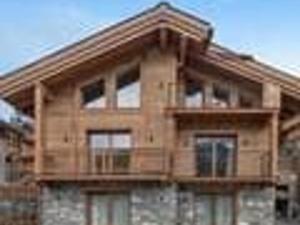 ein großes Holzhaus mit Balkon in der Unterkunft Chalet 5 étoiles cosy pour 8 avec garage à Méribel - FR-1-566-68 in Les Allues