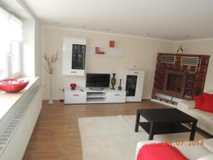 Televiisor ja/või meelelahutuskeskus majutusasutuses Ferienhaus In Ueckermünde Mit Garten