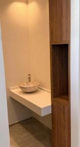 ein Badezimmer mit einem Steinwaschbecken auf der Theke in der Unterkunft Catalina Hotel in Yerba Buena