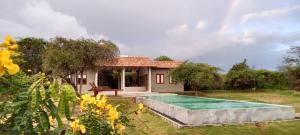 蒂瑟默哈拉默Wild loch yala的院子里有游泳池的房子