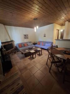 un salon avec un canapé et une table dans l'établissement Horizon Nest Parnassos Villa Chalet!, à Eptalofos
