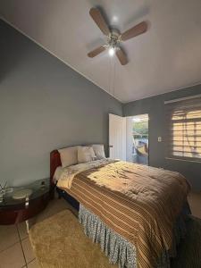 Giường trong phòng chung tại Townhouse