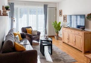 Televiisor ja/või meelelahutuskeskus majutusasutuses Große Wohnung mitten in St. Moritz am See