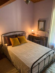 - une chambre avec un lit doté d'oreillers jaunes et d'une table dans l'établissement Horizon Nest Parnassos Villa Chalet!, à Eptalofos 64 autres photos