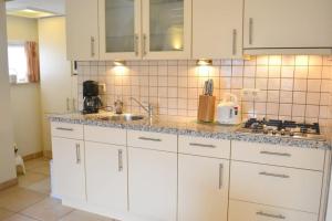 Η κουζίνα ή μικρή κουζίνα στο Hello Zeeland - JW Schuurmanstraat 4