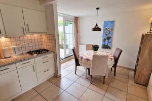 Η κουζίνα ή μικρή κουζίνα στο Hello Zeeland - JW Schuurmanstraat 4