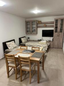 Una sala de estar con una mesa y una cama. en Center Budget Rooms, en Kladovo