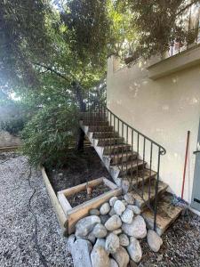 Una serie de escaleras con rocas junto a un edificio en La Résolue, en Millas