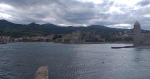 un gran cuerpo de agua con un pueblo y una ciudad en La Résolue, en Millas 19 fotos más