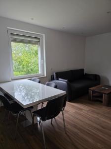 Posezení v ubytování Monteur-& Ferienwohnung -zentral & gemütlich