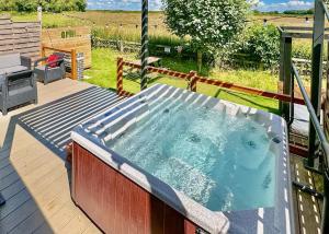 un bain à remous au-dessus d'une terrasse dans l'établissement Raywell Hall Country Lodges, à Skidby 20 autres photos