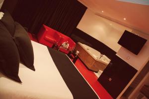 an aerial view of a room with red chairs and a television at Motel Paraiso in Outeiro de Rei